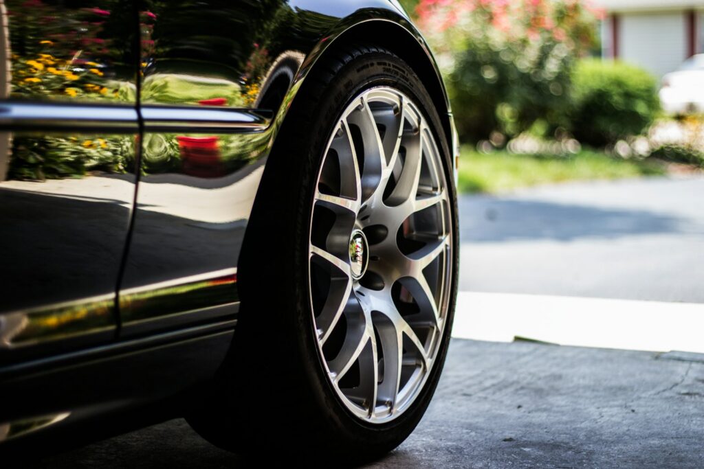 Car tire and alloy wheel